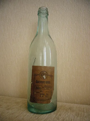 Стеклянная бутылка водки Российской империи начала XX века