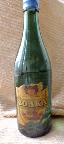 Советская бутылка из-под водки с этикеткой, цена 3 рубля 62 копейки